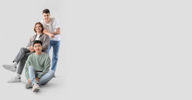 Açık arkaplanda metin için alanı olan bir grup genç adam