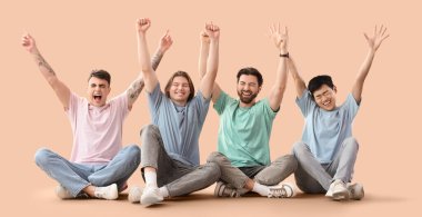 Bej arka planda oturan mutlu genç adamlar