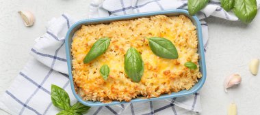 Hafif arka planda peynirli lezzetli makarna pişirme