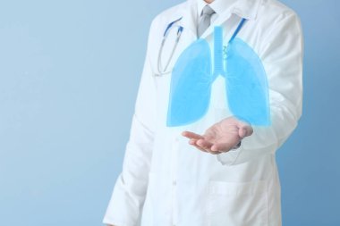 Erkek doktor renk arka plan karşı bir şey tutarak