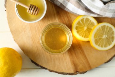 Kavanoz ve tatlı bal, limonlu, ahşap kaplama.