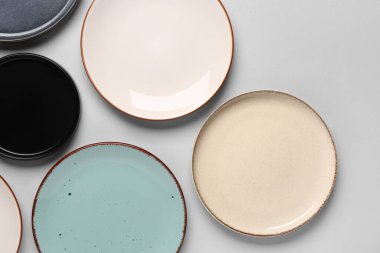 Gri arkaplanda farklı temiz plakalara sahip kompozisyon