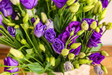 Arka plan olarak Eustoma çiçekleri, yakın plan