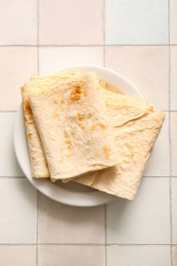 Beyaz fayans zemininde taze lavaş tabağı.