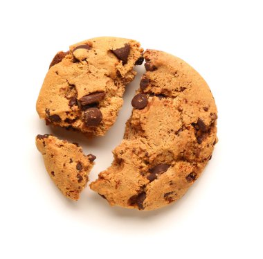 Beyaz arka planda çikolata parçalı lezzetli kurabiyeler.