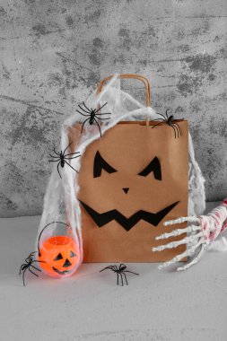 Gri arka planda Cadılar Bayramı süslemeleri olan alışveriş çantası.