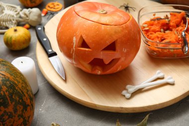 Gri grunge masasına oyulmuş balkabağı ve Cadılar Bayramı süslemeleri