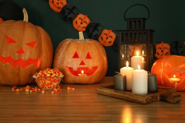 Balkabağı fenerleri ve mumlar ahşap masada