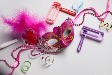 Beyaz arka planda dekorlu karnaval maskesi