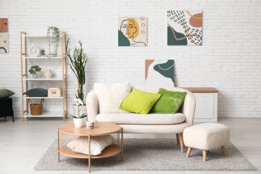 Konforlu kanepe ve zeytin yastıklı bir oturma odası.