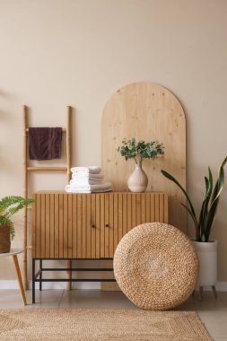 Evdeki ahşap dolapta bir yığın temiz yumuşak havlu var.