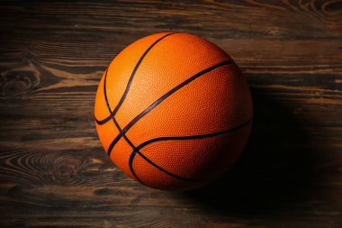Ahşap arka planda turuncu basketbol