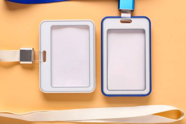 Renk arkaplanındaki boş rozetler, yakın plan