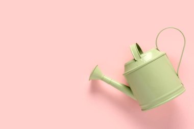 Sulama olabilir pembe bir arka plan üzerinde