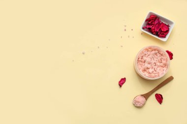 Kavanoz doğal vücut fırçası ve kurutulmuş çiçek yaprakları renk arkaplanda