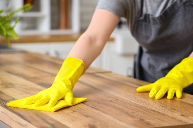 Mutfakta temizlik yapan kadın hademe, yakın plan.