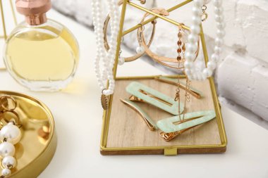 Farklı mücevherler ve parfüm şişeleriyle ayakta durun.