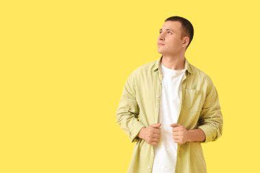 Yakışıklı genç adam Sarı zemin üzerine