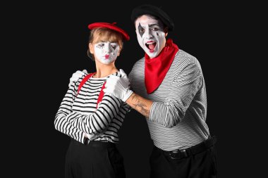 Siyah arka planda bir çift pandomist