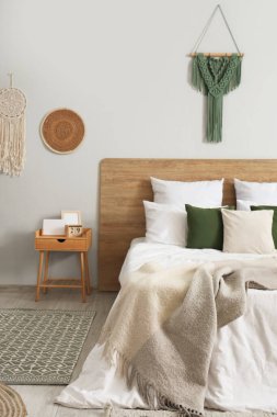 Yatak odası, yatak odası, masa ve duvar halısı.