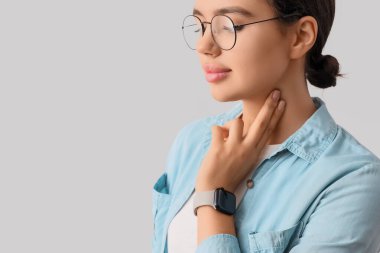 Genç bir kadın nabzını kontrol ediyor.