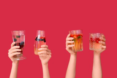 Kırmızı zemin üzerinde erimiş su bulunan birçok el