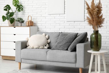 Oturma odasının iç tarafında rahat bir kanepe ve çekmeceler.