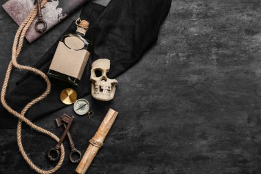 Kafatası, rom, pusula, hazine haritası ve arka planda ip. Korsan konsepti