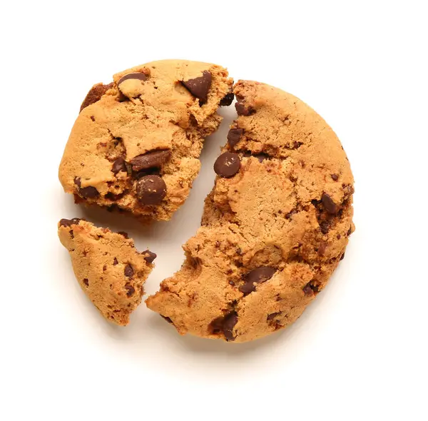 Beyaz arka planda çikolata parçalı lezzetli kurabiyeler.