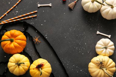 Cadılar Bayramı kompozisyonu. Koyu arkaplanda yeni kabaklar ve süslemeler var.