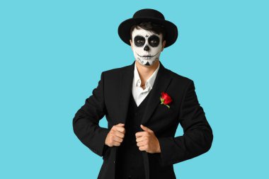 Cadılar Bayramı için giyinmiş genç adam mavi arka planda