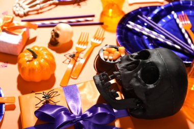 Masa takımı, hediye kutusu ve Cadılar Bayramı partisi dekorasyonları renk arka planında