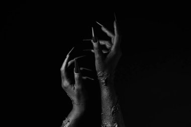 Karanlık arka planda cadının kara elleri. Cadılar Bayramı