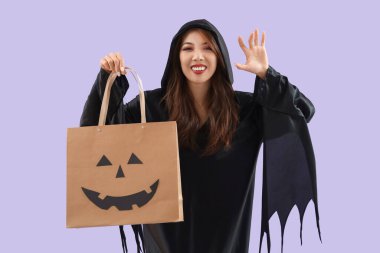 Cadılar Bayramı için giyinmiş genç bir Asyalı kadın.