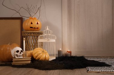 Kafatası ve yanan mumlarla dolu Cadılar Bayramı balkabakları