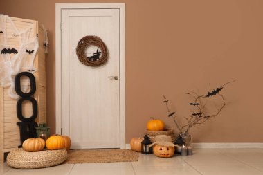 Cadılar Bayramı için dekore edilen koridorun içi kapı, katlama perdesi ve balkabaklarıyla süslenmiş.