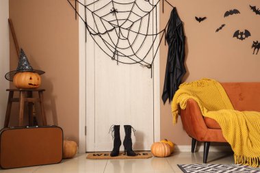 Koridorun içi Cadılar Bayramı için kapı ve kanepeyle süslenmiş.