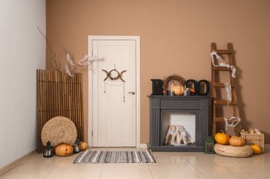 Koridorun içi kapı, şömine rafı ve merdivenle süslenmiş.