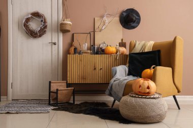 Cadılar Bayramı için dekore edilen salon kapısı, çekmecesi ve koltuğu.