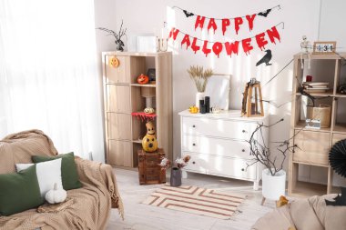 Cadılar Bayramı için klozet ve raf üniteleriyle dekore edilmiş hafif oturma odasının içi.