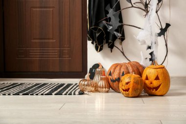 Cadılar Bayramı balkabakları koridorda kapının yanında.