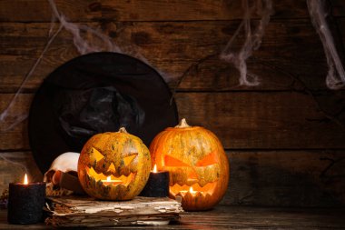 Cadılar Bayramı balkabakları ve cadının ahşap arka plandaki özellikleri