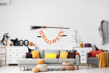 Oturma odasında kanepe, koltuk ve Cadılar Bayramı balkabağı var.