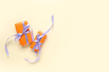 Bej arka planda Cadılar Bayramı hediyeleri. Üst görünüm