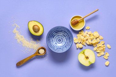 Mısır gevreği, elma, avokado ve bal ile nefis bir kahvaltı.