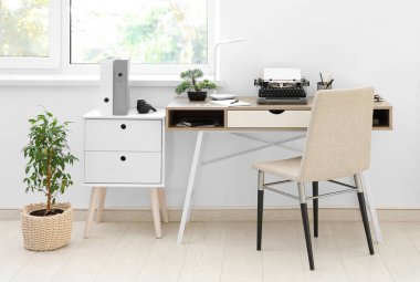 Kaliteli daktilo ve defterle oturma odasında şık çalışma alanı