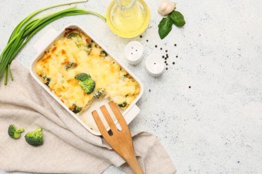 Lezzetli makarna, brokoli, yeşil soğan, ıspanak yaprağı, sarımsak ve hafif arka planda bir sürahi yağ.