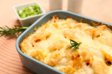 Lezzetli makarna, biberiye ve peynirli fırın tabağı, yakın plan.