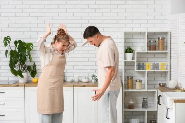 Genç çift mutfakta kavga ediyor.