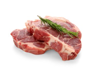 Beyaz arka planda biberiyeli taze çiğ biftek.